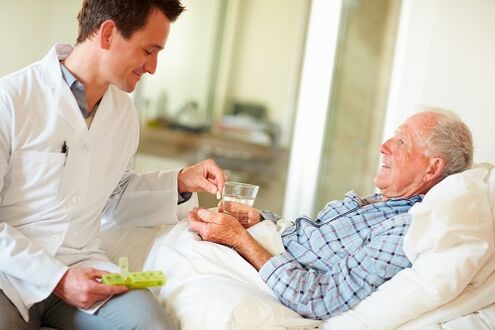 Le médecin donne une pilule pour la prostatite