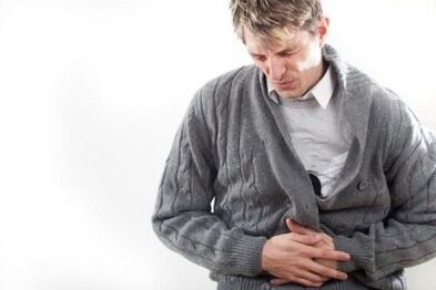 Douleur dans le bas-ventre chez un homme atteint de prostatite